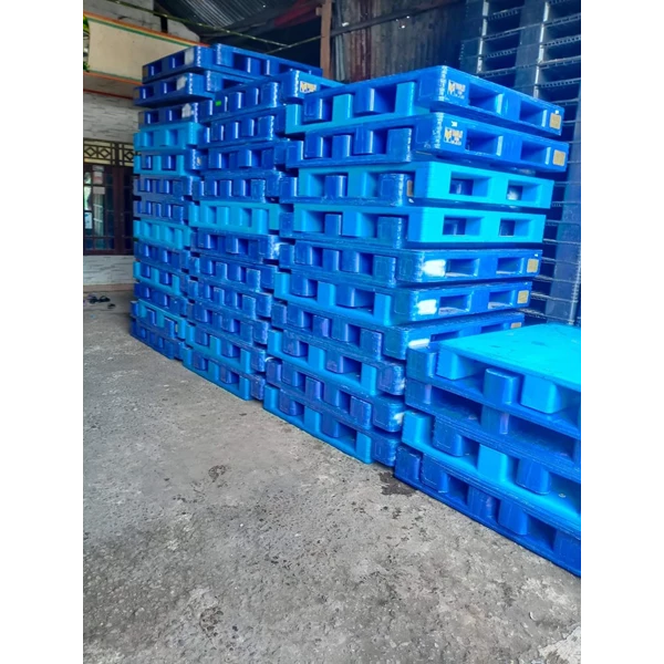 Plastic pallets size 110x110x12 cm