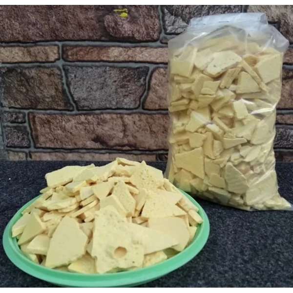 Natural sulfur in the form of flakes